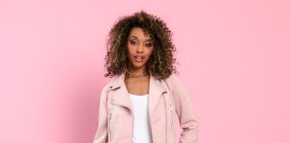 Ramoneski damskie – czy to kluczowy element garderoby? Odkryj, jak stylowo nosić ramoneski! różowa ramoneska