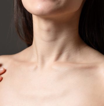 Zmarszczki na dekolcie – jak im zapobiegać? zmarszczki na dekolcie