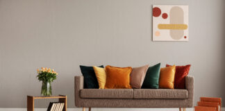 Jak ładnie powiesić plakat? Praktyczny przewodnik plakat w salonie