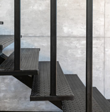 Schody stalowe – trwałość i nowoczesność w Twoim wnętrzu minimalistyczne schody metalowe