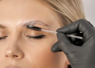 Odżywki do brwi i rękawiczki w pracy stylistki – duet, który wpływa na jakość usług i bezpieczeństwo klientek rękawiczki do brwi